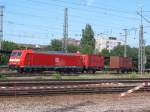 Eine 185er mit Gterzug fhrt am 28.08.2005 durch den Hauptbahnhof von Karlsruhe.