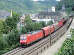 185-060 ist am 13.8.10 mit einem gemischten Gterzug bei St. Goar unterwegs.