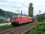 185-348 ist am 17.7.10 mit einer weiteren 185-er und einem Containerwagenzug bei Oberwesel unterwegs.