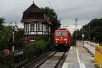 185 401-4 passiert mit einem Containerzug das Museumsstellwerk in Rendsburg. (22.8.2010)