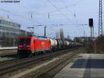 185 287-0 mit einem Kesselwagenzug bei der Durchfahrt am Heimeranplatz, 20.03.2010