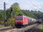 Die 185 141-9 fuhr am 15.09.2010 mit einem Kesselwagenzug durch Eilendorf, wrend der RE 1 richtung Kln ebenfalls vorbei rauschte.