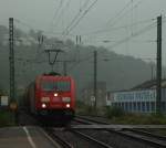 185 369-6 mit einem Gterzug bei der Durchfahrt von Vallendar/Rhein.28.9.2010