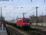 185 361-3 mit einem Kesselwagenzug bei der Durchfahrt am Heimeranplatz, 20.03.2010