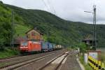 185 054-4 mit einem KLV-Zug von LKW Walter in Kaub. (27.8.2010)