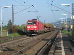 185 082-5 mit leerem Autozug am 13.10.10, Richtung Wrzburg, durch Thngersheim.