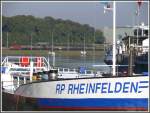 Auch im Binnenland Schweiz ist es mglich ein bisschen Hafenluft zu schnuppern. Eine DB 185 bringt soeben einen leeren Oelzug nach Birsfelden Hafen, whrend die Schiffe auf dem Rhein fr Nachschub sorgen. (21.09.2010)