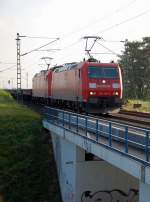 Doppeltracktion aus 185 198-9 und 185 138-5 nebst einem Leerzug Coiltragwagen.