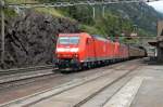 DB Schenker Rail 185 134 und eine weitere 185er mit gemischtem Güterzug in Richtung Erstfeld (Wassen, 04.08.09).
