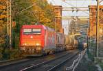 185 604-6 der HGK mit DE669 und Gz im Schlepp von der Klner Sdbrcke kommend im letzten Licht des Tages am 28.10.2010