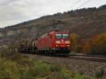 Die 185 006 am 30.10.2010 mit einem Gterzug unterwegs bei Thngersheim.