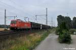 185 230-2 war mit einer langen Schlange aus Hbils nach Bremen unterwegs (06.08.10 Dedensen-Gmmer)