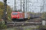 185 174-0 zieht am 12/11/2010 einen lange,n LKW-Zug durch Kln-Gremberg in Richtung Norden.