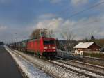 Die 185 363 am 27.11.2010 mit einem KLV-Zug unterwegs bei Vilshofen.