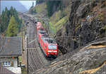 Auf der oberen Wassen-Ebene -    Ein Güterzug kommt vom Gotthard auf der oberen Streckenebene bei Wassen und wird sogleich in den kurzen Meienstein-Tunnel einfahren.