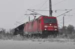 185 202 kommt mit einem  Rhrenzug  aus Richtung Greifswald die Berliner Kurve in Stralsund runter nach Mukran am 08.12.2010