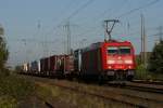 185 402-5 mit einem Containerzug in Ratingen-Lintorf am 09.10.2010