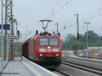 185 049-4 mit einem Mischer bei der Durchfahrt in Rosenheim, 14.082.2010