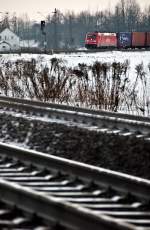 185 235 mit KLV-Zug in Richtung Regensburg am 21.12.10 kurz nach Plattling.