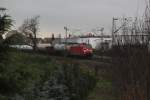 Kleines Experiment: 185 007 hat vor kurzem mit ihrem Gterzug den Bahnhof Niederwalluf durch fahren und fhrt nun Wiesbaden entgegen. 11.12.2010