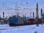 185 516-2 zieht am 27.12.2010 langsam einen bunt gemischten Gterzug aus dem tiefverschneiten Aachener Westbahnhof in Richtung Kln.