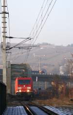 185 292-0 am 30.12.10 im Gterzugeinsatz bei der Nudorfer Donaukanalbrcke/Wien.