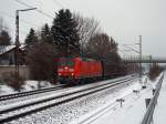 Die 185 053 am 04.01.2011 mit einem Kurzgterzug bei der Durchfahrt in Pleinting.  