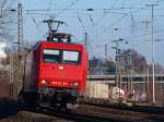 Mit einem Containerzug am Haken legt sich 185-CL 014 am 29.01.2011 auf der KBS 480 bei Aachen Rothe Erde in die Kurve.