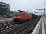 185 140-1 mit einem gemischten Gterzug durch Bielefeld. 01.02.2011.