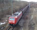 Am 08.02.11 zieht 185 082-5 ihren Ganzzug aus Kohleschttgutwagen Richtung Heizkraftwerk Nord durch den Rbf Mnchen Nord.