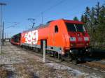 185 399 mit dem Rhrenzug von Mhlheim nach Mukran,am 12.Februar 2011,im Kreuzungs-und berholgleis von Samtens.