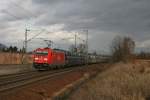 185 218-5 zieht einen beladenen Autoganzzug durch Neuluheim in Richtung Karlsruhe.