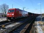 185 399 mit dem Rhrenzug von Mhlheim nach Mukran am 12.Februar 2011 im Kreuzungs-und berholgleis von Samtens.