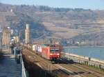 185 189 zieht am 4.3.11 einen Containerwagenzug bei Oberwesel durchs Mittelrheintal.