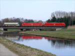 Eine Doppeltraktion zweier 185er berquert in Richtung Lneburg die Luhe; Winsen, 25.03.2010  