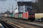 185 282-1 mit einem Containerzug Richtung Passau beim Zwischenhalt in Snching, 12.03.2011