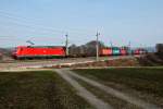 185 340 befrdert einen Containerzug Richtung Westen. Die Aufnahme entstand am 25.03.2011 kurz nach Bheimkirchen um 15:56.