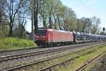 Am 2. April 2011 zieht 185 018-9 einen Autozug, mit Autos eines franzsischen Herstellers, durch Ratingen-Lintorf.