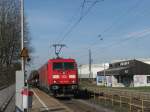 BR 185 396-9 von der DB kommt mit einem Autozug durch Kohlscheid aus Richtung Neuss und fhrt nach Aachen-West bei schnem Sonnenschein.