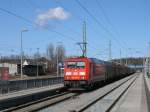 Bei strahlenblauen Himmel durchfuhr 185 373 am 26.Mrz 2011 den Bahnhof Bergen/Rgen.