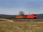 Die 185 352 am 05.03.2011 mit einem Gterzug unterwegs bei Plling.