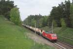 Am 25.04.2011 fhrt 185 222 mit einem Kesselzug Richtung Berlin, hier bei Chorin.