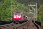 185 398-5 erklimmt am 7. Mai 2011 mit einem Gterzug die Frankenwaldrampe bei Ludwigsstadt.