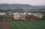 Eine 185 ist am 12. Mai 2011 mit dem PKP Cargo auf der Frankenwaldbahn bei Neuses unterwegs.