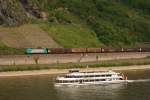 185 609-5 mit einem Schiebewandzug und das Schiff  Rheinfels  in Oberwesel am 1. Mai 2011