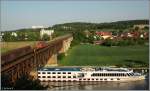 Was fr ein schnes Schiff... Achja das Links ist brigens ein Zug, gezogen von ner '85 die mir blderweise ins Bild gefahren ist, als ich das Schiff ablichten wollte... So gesehen am 13.05.2011 in Regensburg Prfening, Mariaorterbrcke.