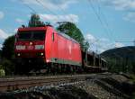 185 049 ist am 18.Mai 2011 mit einem leeren Autozug bei Halach Richtung Saalfeld/S unterwegs.