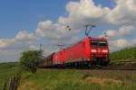 DB 185 058-8 + RAILION DB Logistics 185 271-4 mit einem Kohlezug Richtung Wiesbaden, bei Erbach (Rheingau); 13.05.2011