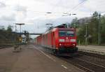 185 093-2 musste mit ihrem Containerzug bei der (viel zu schnellen) Einfahrt nach Eichenberg mchtig bremsen da  Halt erwartet . Aufgenommen am 16.04.2011.