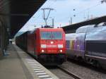 Am 20.05.2011 fhrt 185 223-5 mit einem sehr kurzen Gterzug durch Kaiserslautern Hbf